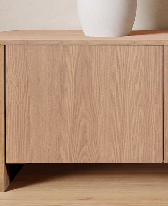 Close-up representation of the oak wood veneer and its veining. Close-up representation of the oak wood veneer and its veining.