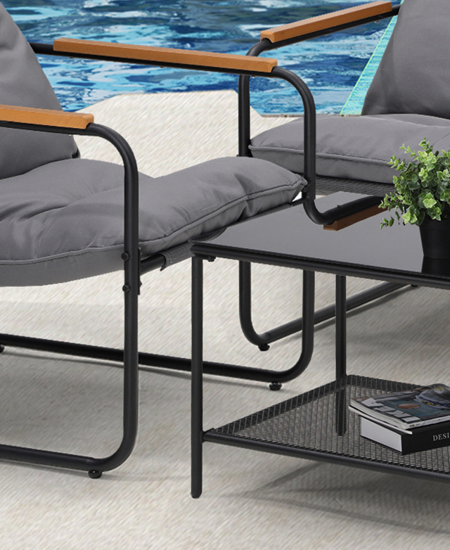 A geometric arrangement of two chairs next to the minimalistic coffee table underline the crisp lines of the metal frames.