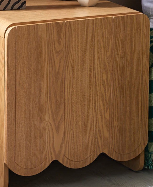 The full cupboard door is finished with a laminate for a warm, uniform aesthetic.