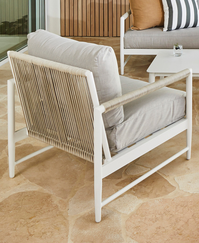 The outdoor armchair has a polyester rope backrest and wrapped armrest, plus thick cushions and a white frame. The outdoor armchair has a polyester rope backrest and wrapped armrest, plus thick cushions and a white frame.