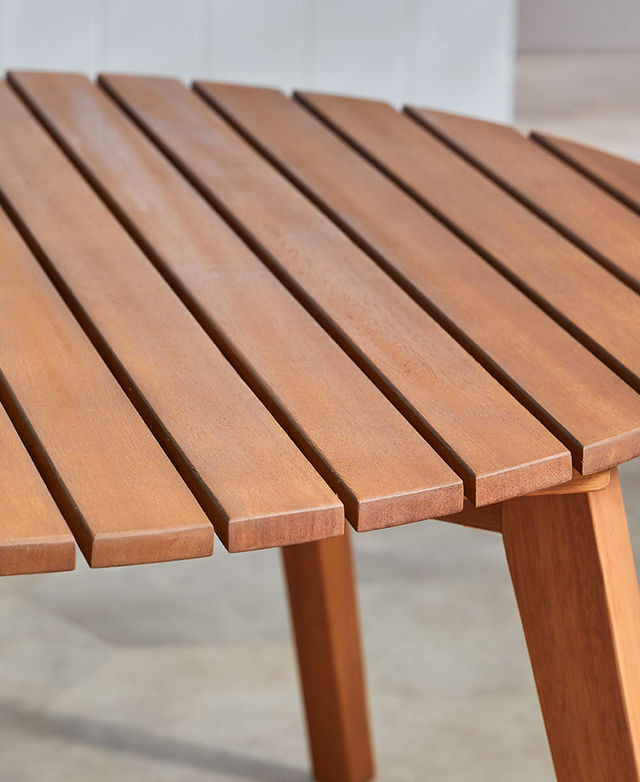 The slatted surface of the coffee table is evenly space, and made with rich-toned eucalyptus. The slatted surface of the coffee table is evenly space, and made with rich-toned eucalyptus.
