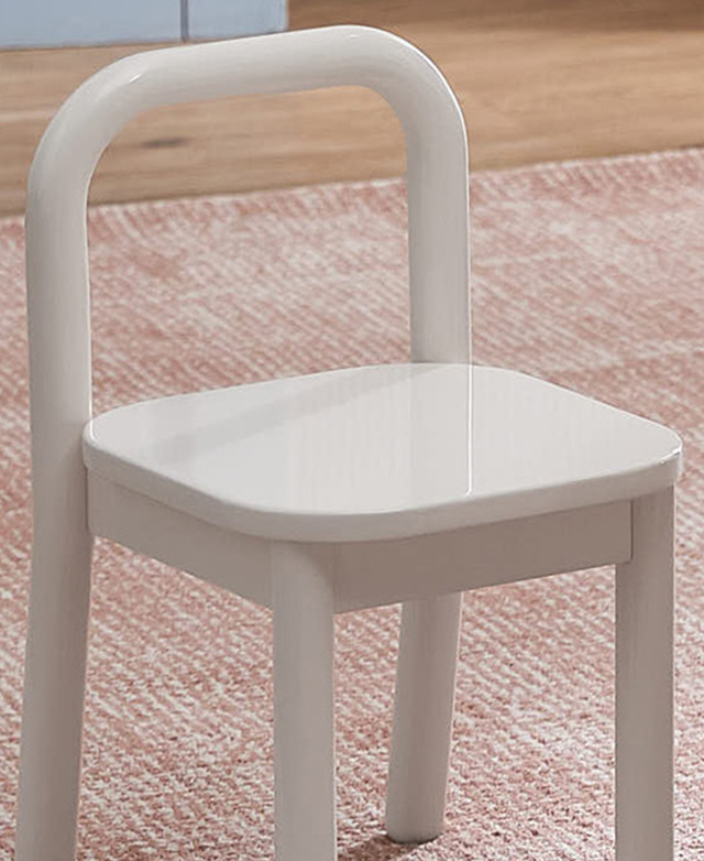 Focus on the top of the children's chair to highlight the glossy finish of the tubular frame and rounded corners. Focus on the top of the children's chair to highlight the glossy finish of the tubular frame and rounded corners.