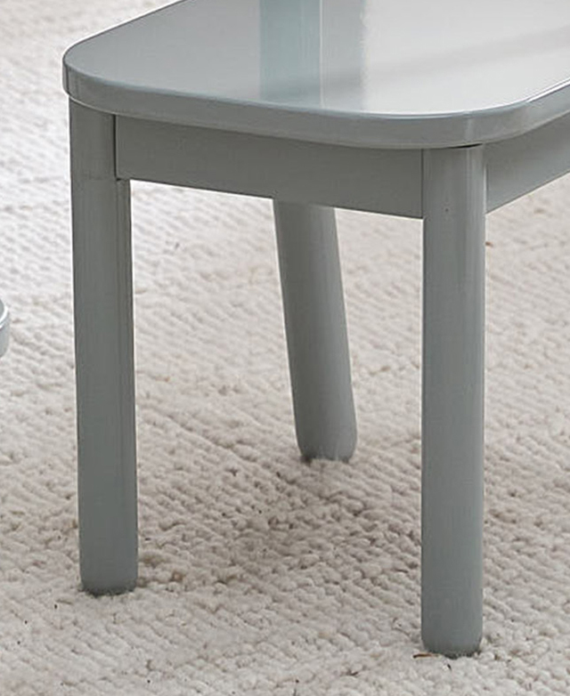 Cylindrical rubberwood chair legs have a glossy finish. Cylindrical rubberwood chair legs have a glossy finish.