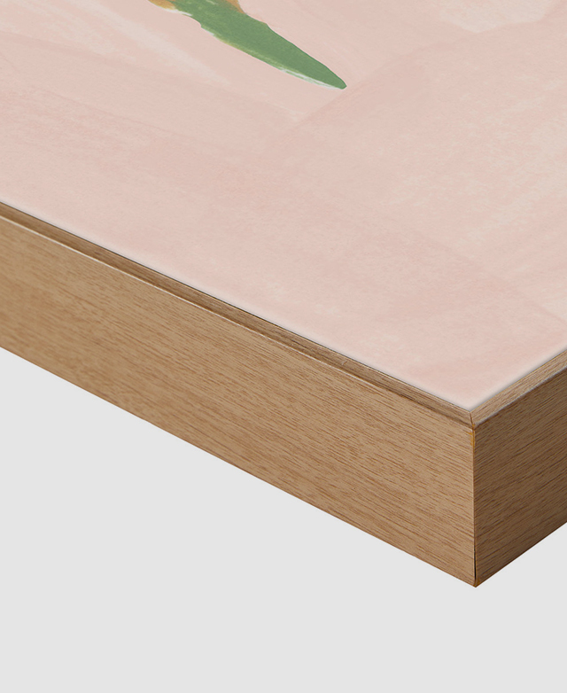 The narrow polystyrene box frame has a warm wood-look effect. The narrow polystyrene box frame has a warm wood-look effect.