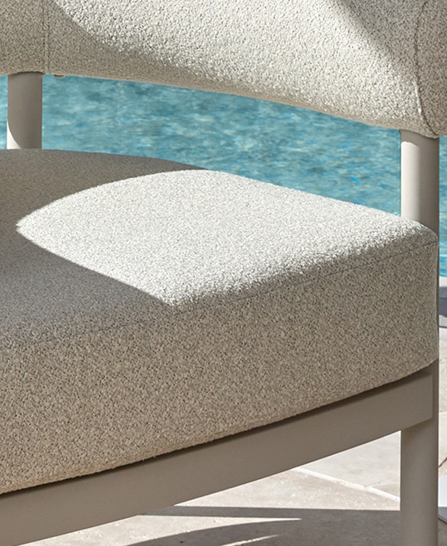 Outdoor-suitable boucl&eacute;