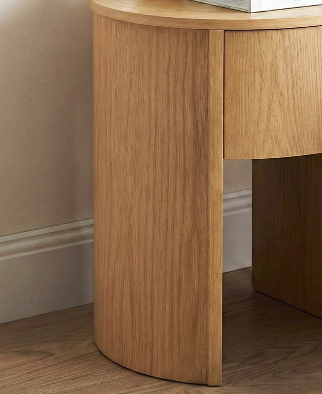 Warm oak veneer