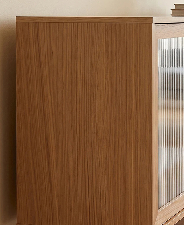 Oak veneer warmth